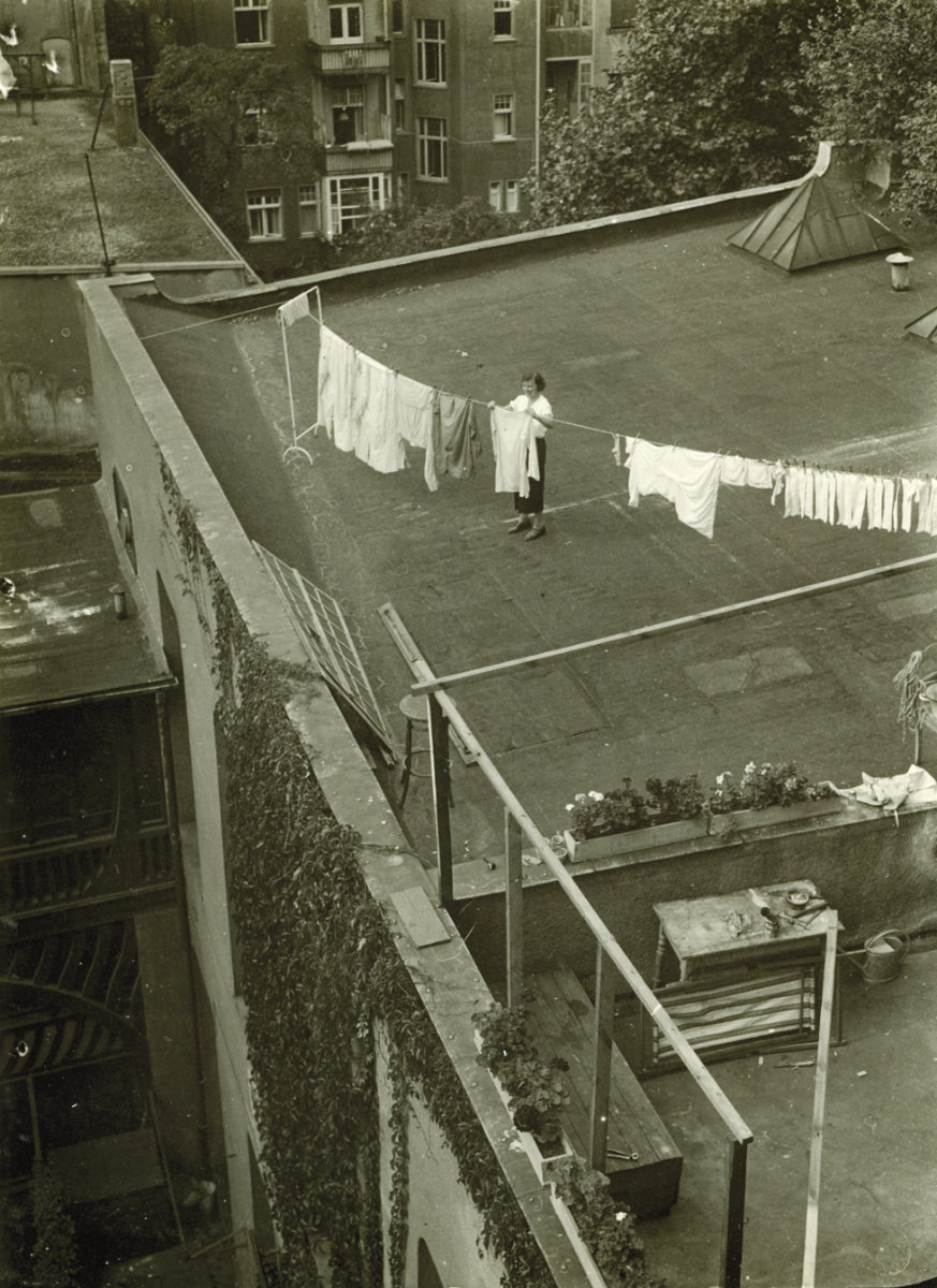 1934: Hilde Görtitz auf dem Dach des Künstlerhauses am Nikischplatz.