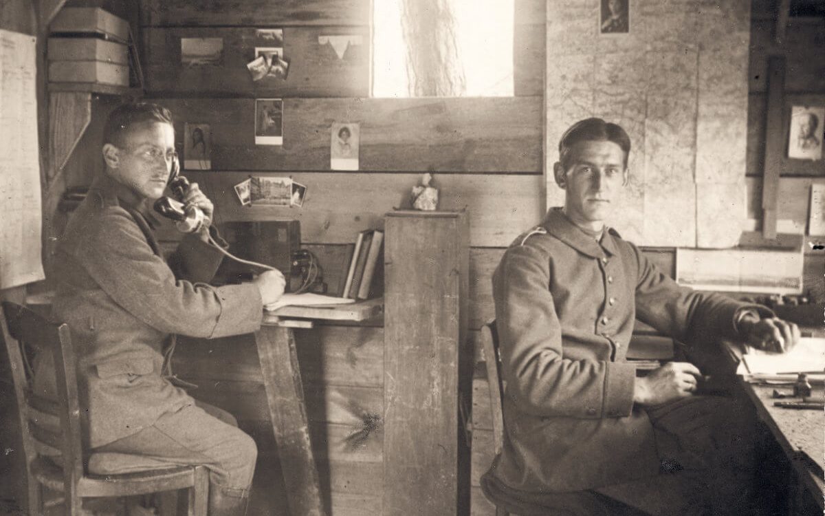 Der Künstler (rechts) im Feld. 1917 diente Görtitz in Flandern.